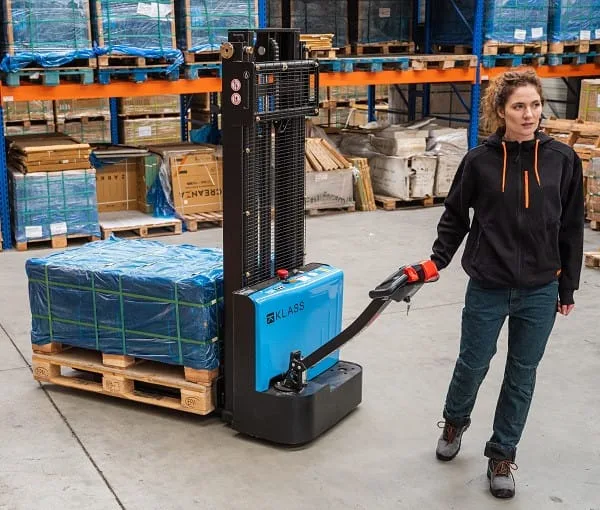 Transpalet electric cu catarg, 1500 kg, înălțime ridicare 3500 mm QDA1535